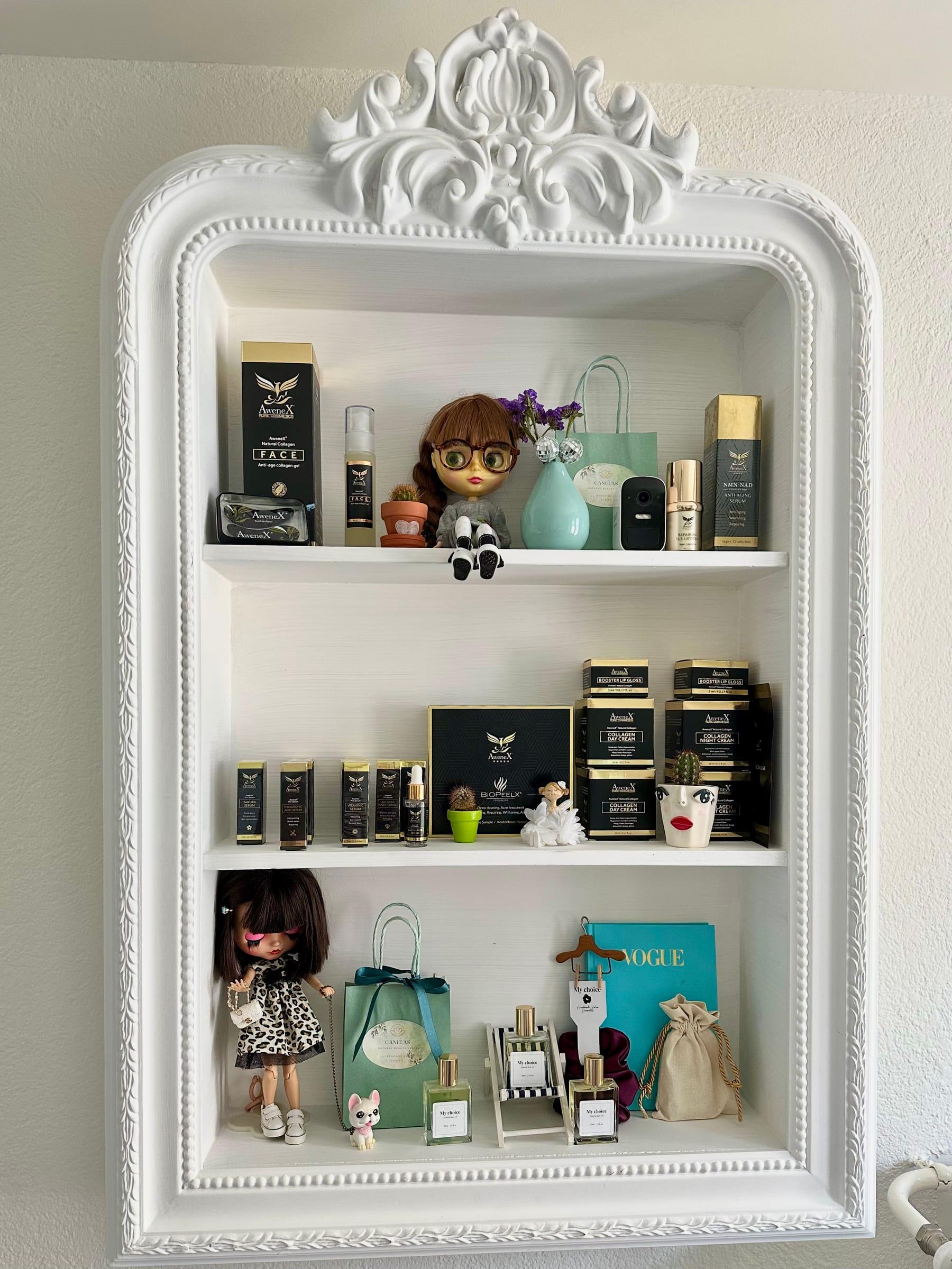 Weisses Vitrinenregal mit Naturkosmetik-Produkten und Parfums im Canelas Beauty Center