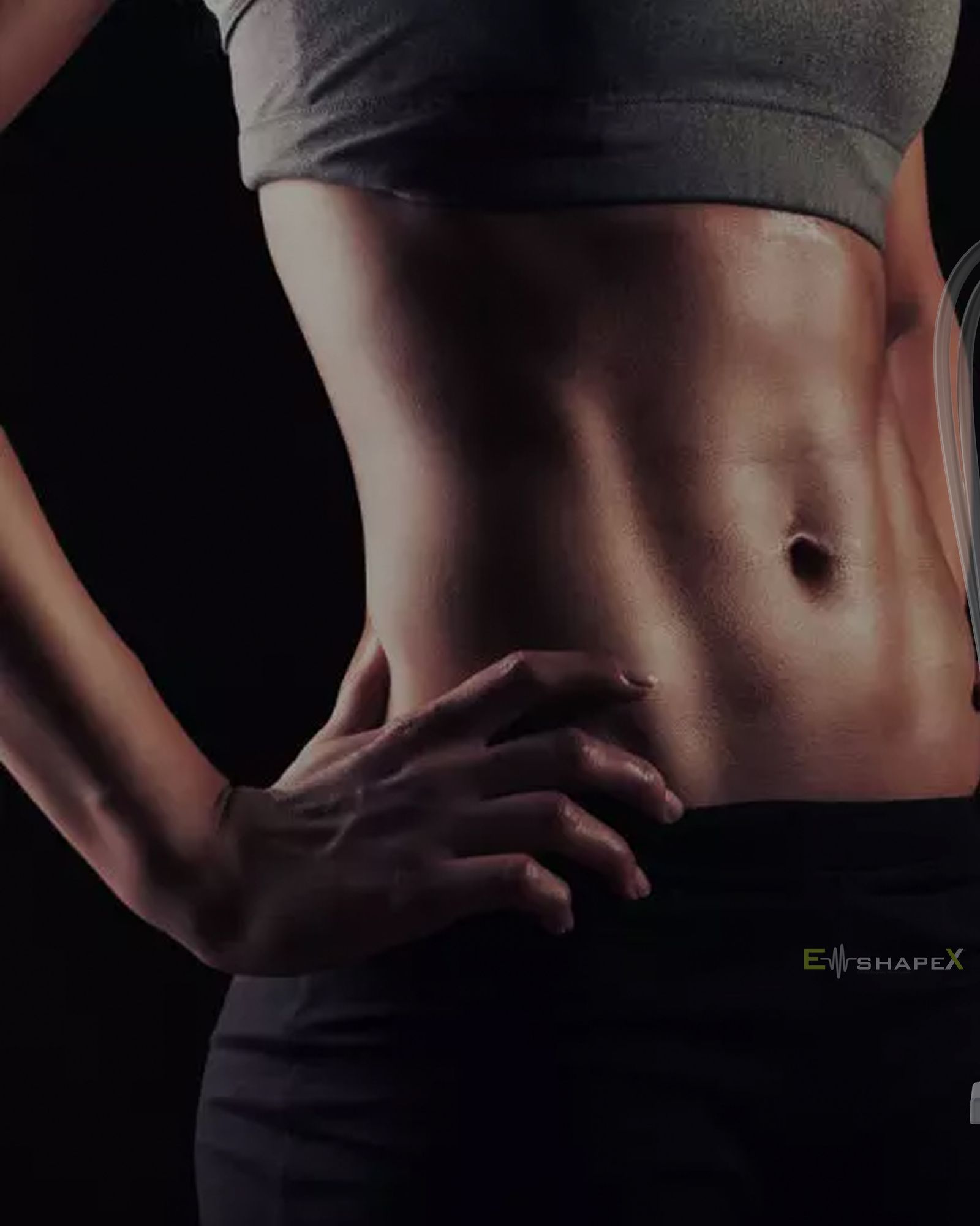 Durchtrainierter Bauch einer Frau, die Hände in die Hüften gestemmt, vor dunklem Hintergrund mit EMShapeX-Logo