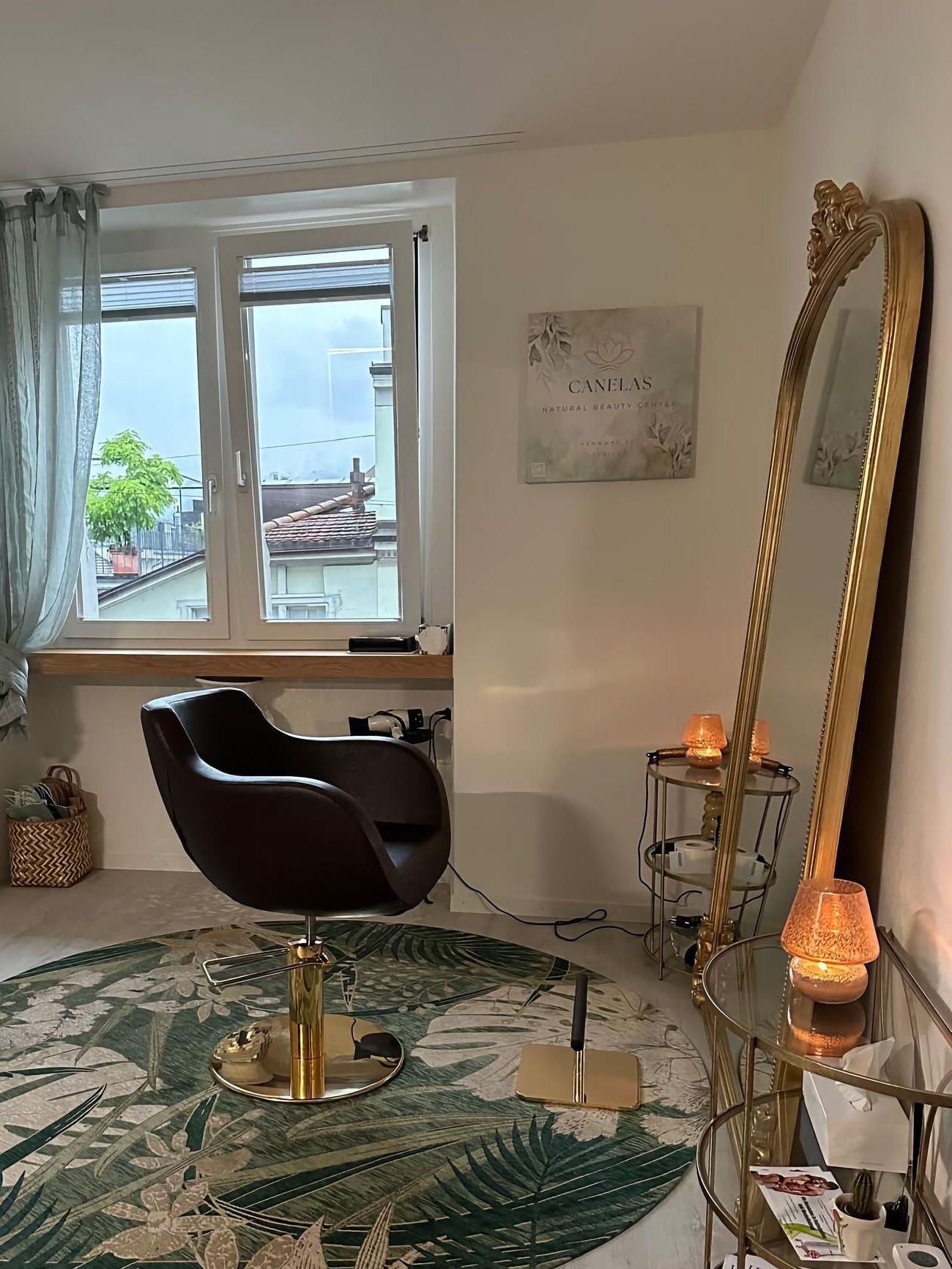 Stylingplatz mit Sessel und goldenem Spiegel im Canelas Natural Beauty Center, Rennweg 30, Zürich