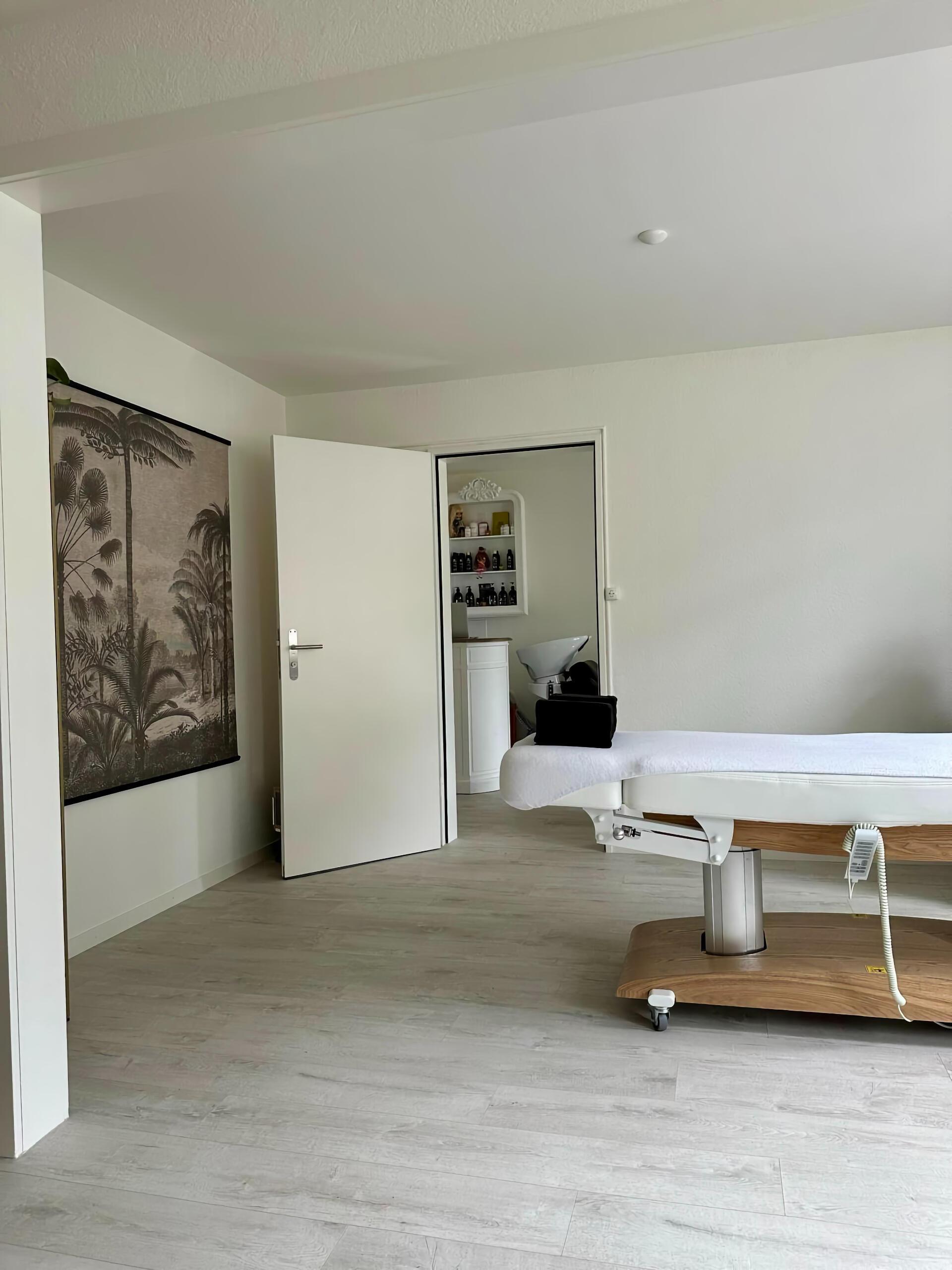Behandlungsraum · Treatment room